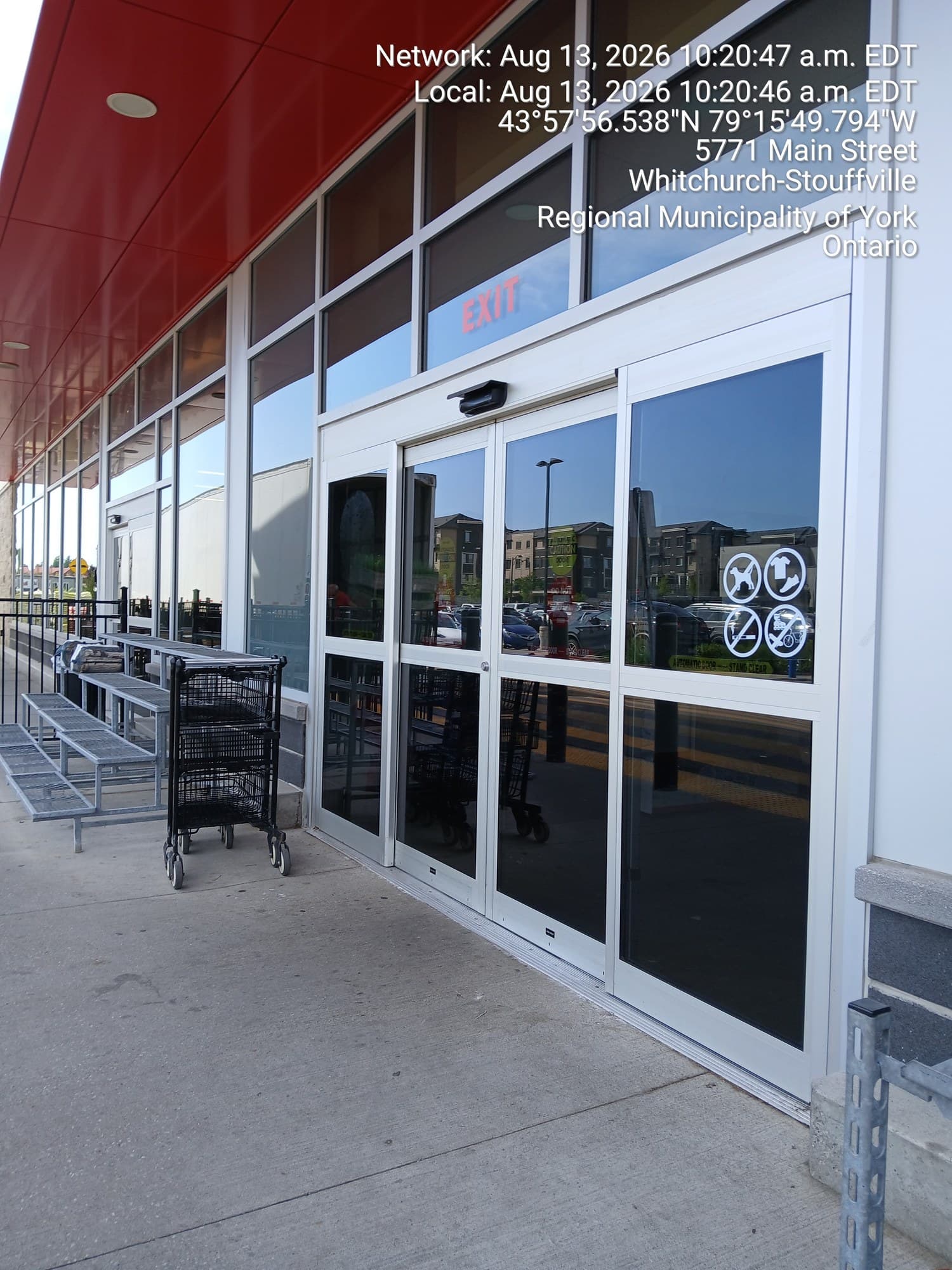 Automatic entrance doors with streak-free glass